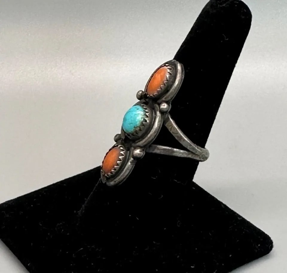 VTG NAVAJO TURQUOISE CORAL SILVER RING - BEN YAZZIE - ATKINSON TRADING - SZ 8: VTG NAVAJO TURQUOISE CORAL SILVER RING - BEN YAZZIE - ATKINSON TRADING - SZ 8 Item Description: This vintage sterling silver ring has been beautifully crafted by Navajo silversmith Ben Yazzie. It is a