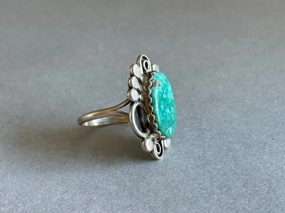 VINTAGE NAVAJO STERLING SILVER AND TURQUOISE RING. SIGNED. SIZE 9 3/4 (1 of 2)