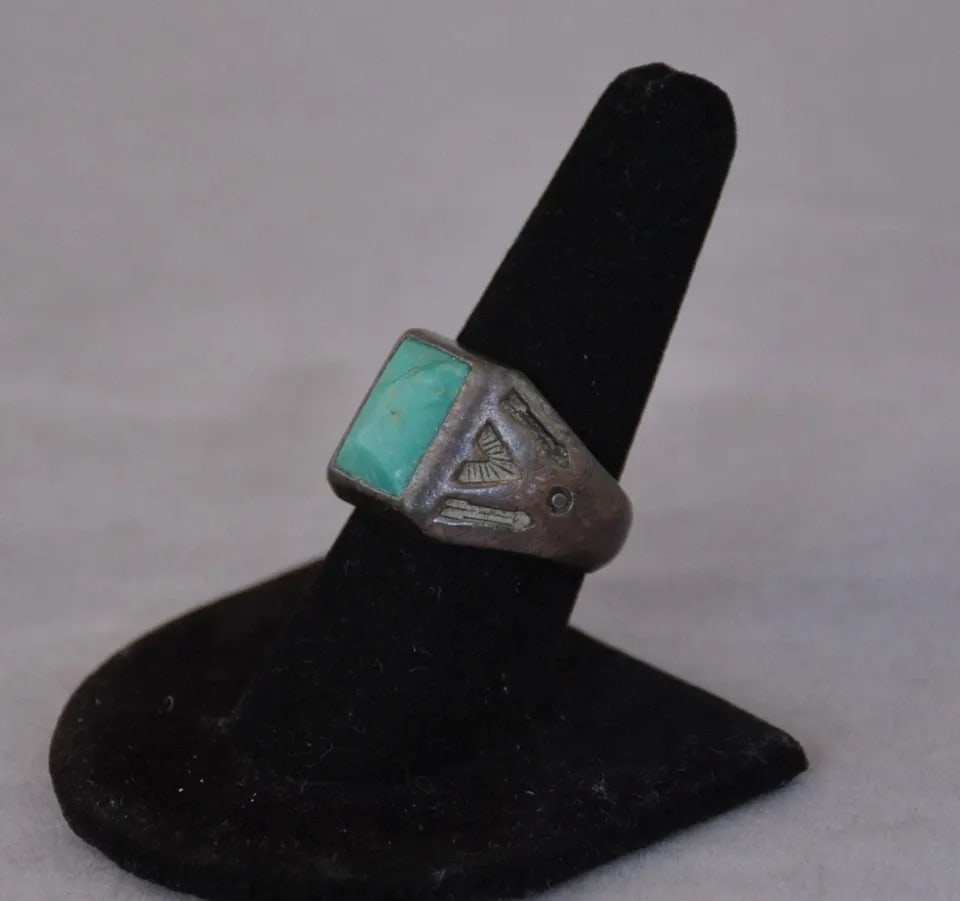 OLD PAWN NAVAJO SILVER RING SQUARE TURQUOISE STONE - HANDSTAMPED BAND - SZ 8 1/4: OLD PAWN NAVAJO SILVER RING SQUARE TURQUOISE STONE - HANDSTAMPED BAND - SZ 8 1/4 This vintage Navajo sterling silver ring has an attractive rectangular turquoise stone set into a thick silver hand sta