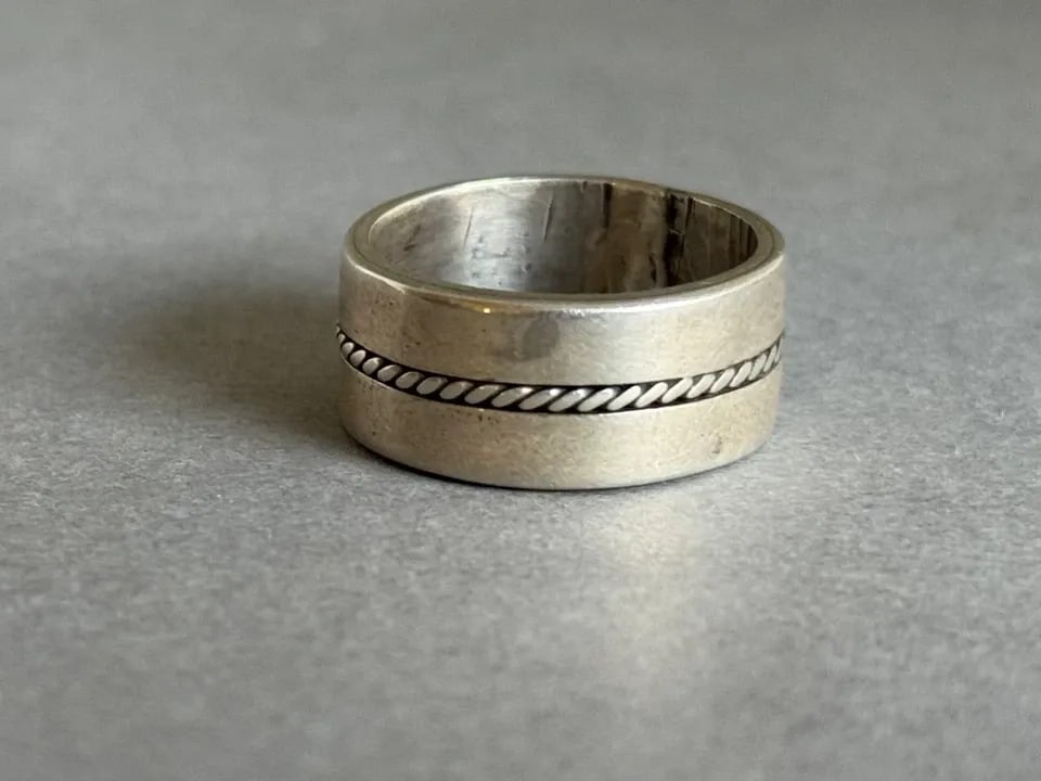 VINTAGE NAVAJO STERLING SILVER RING SIGNED YAZZIE SIZE 8 1/4 (1 of 2)