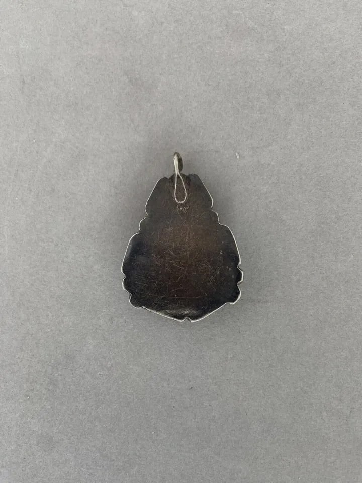 OLD PAWN NAVAJO STERLING SILVER ONYX PENDANT - TEAR DROP - 1.5" TALL: OLD PAWN NAVAJO STERLING SILVER ONYX PENDANT - TEAR DROP - 1.5" TALL This vintage Navajo sterling silver pendant has a beautifully shaped and polished black onyx stone. The teardrop shaped stone is se