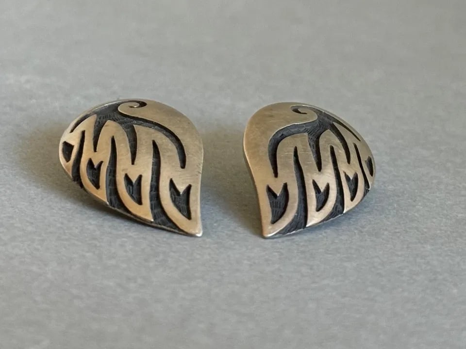 VINTAGE HOPI STERLING SILVER CLAMP ONS EARRINGS. SIGNED HL (1 of 2)