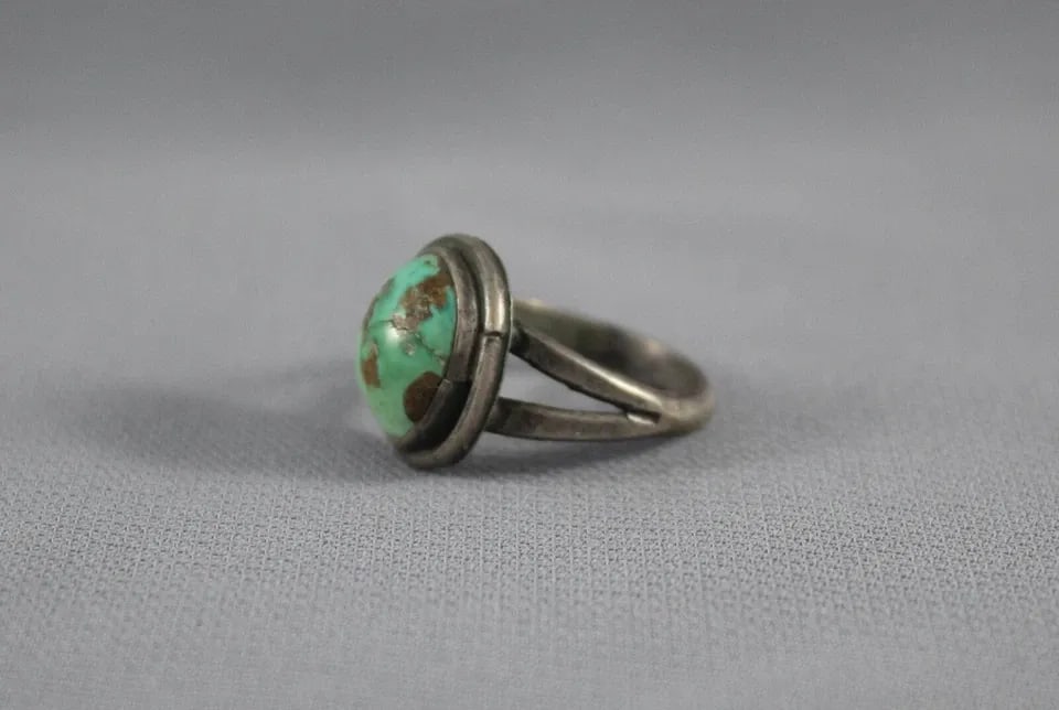 OLD PAWN NAVAJO TURQUOISE RING SIZE 6 1/2: OLD PAWN NAVAJO TURQUOISE RING SIZE 6 1/2 Item Description: 5/8” tall P