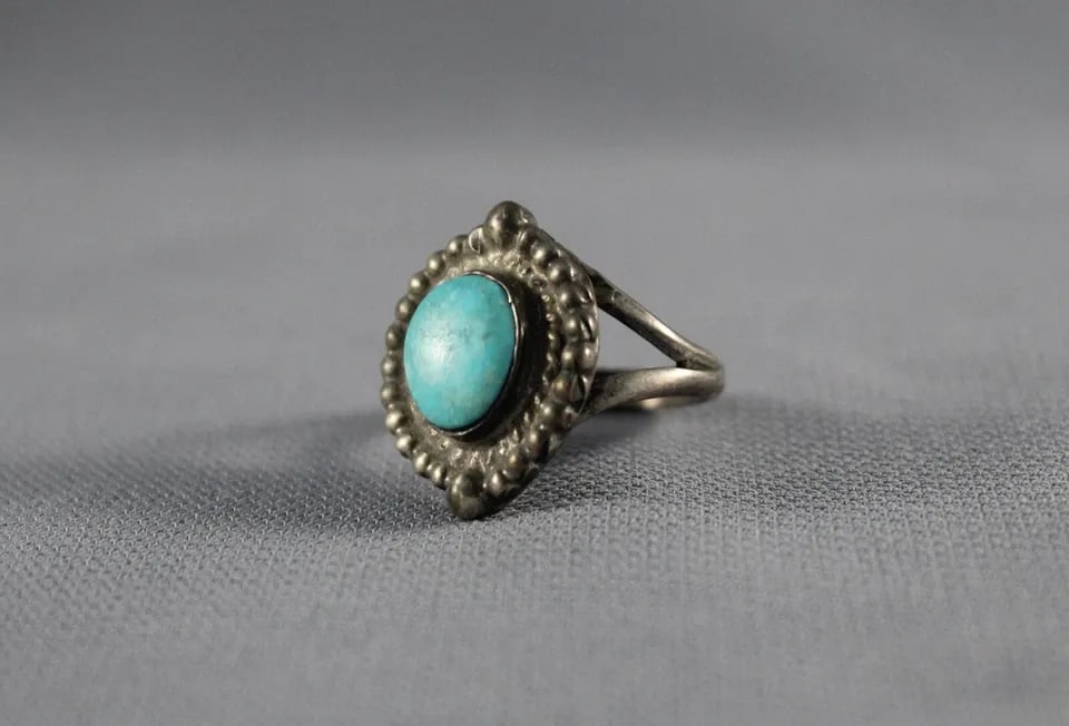 OLD PAWN NAVAJO STERLING SILVER AND TURQUOISE RING SIZE 6 1/4: OLD PAWN NAVAJO STERLING SILVER AND TURQUOISE RING SIZE 6 1/4 Item Description: 7/8” tall P