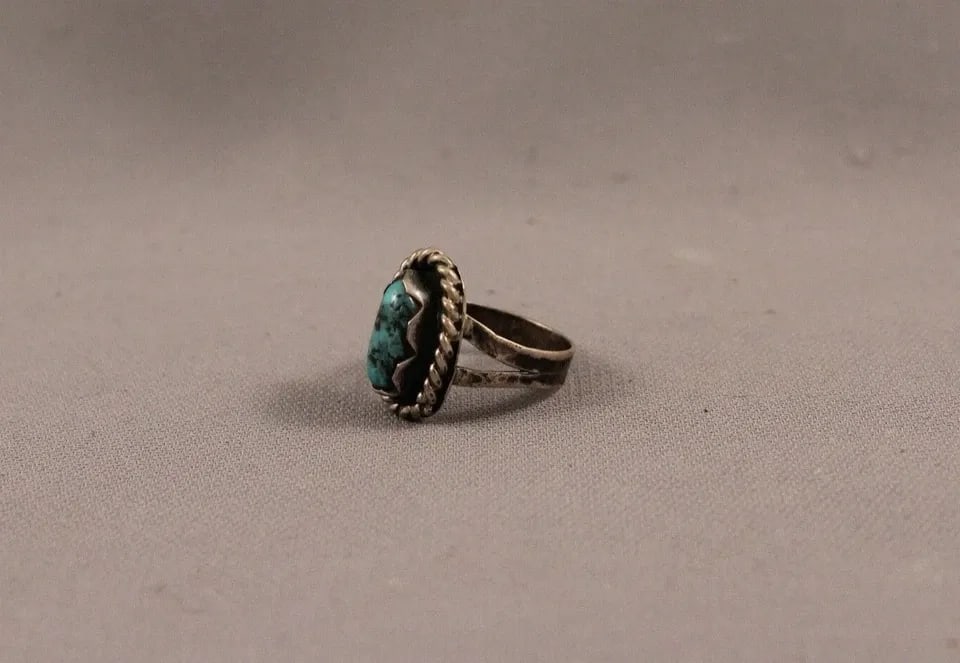 OLD PAWN NAVAJO TURQUOISE RING SIZE 6: OLD PAWN NAVAJO TURQUOISE RING SIZE 6 Item Description: 3/4" tall