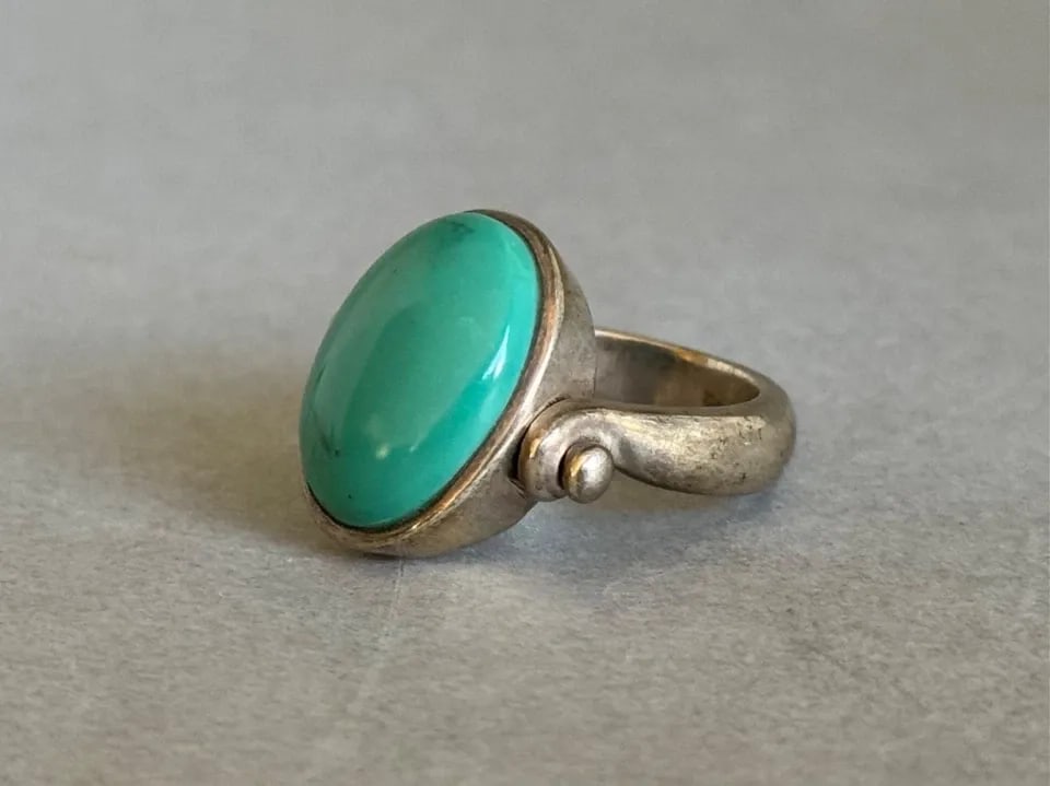 VINTAGE UNUSED STERLING SILVER AND TURQUOISE HINGED RING SIZE 7 1/4: VINTAGE UNUSED STERLING SILVER AND TURQUOISE HINGED RING SIZE 7 1/4 Vintage Unused Sterling Silver and Turquoise Hinged Ring Size 7 1/4 ..3/4" Tall