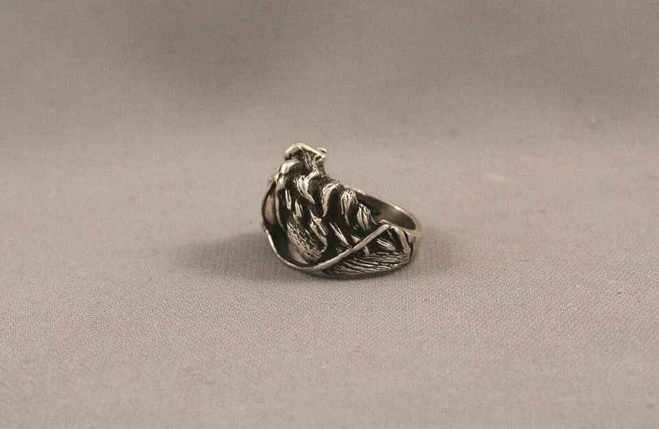 VINTAGE NAVAJO CAST HORSE HEAD SILVER RING SIZE 8 1/4: VINTAGE NAVAJO CAST HORSE HEAD SILVER RING SIZE 8 1/4 Item Description: 7/8" tall P