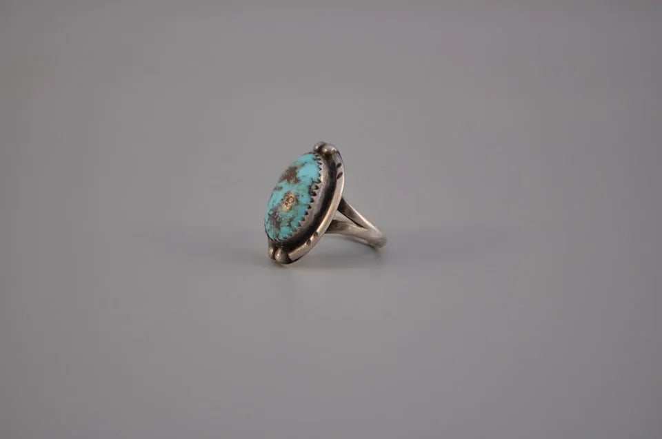 VINTAGE NAVAJO STERLING SILVER RING - TURQUOISE SIGNED GEOR E. LEE SIZE 5: VINTAGE NAVAJO STERLING SILVER RING - TURQUOISE SIGNED GEOR E. LEE SIZE 5 Weight 6.26 Grams 7/8" Tall Old Pawn Jewelry dates from the early 1900s to the 1970s. Most of it is not signed because it wasn