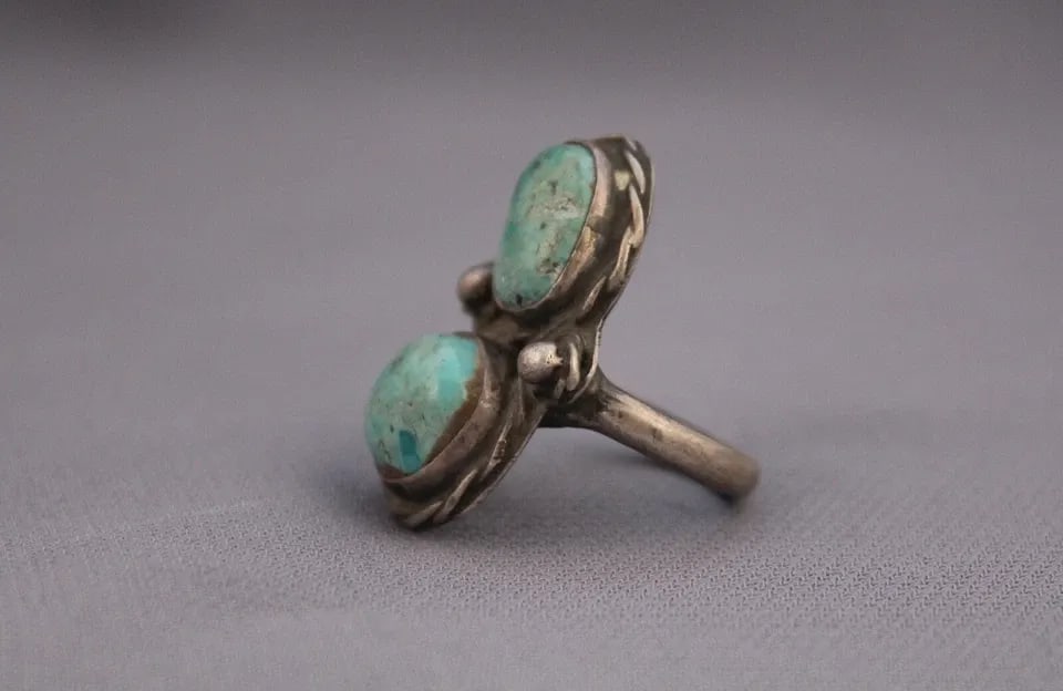 OLD PAWN NAVAJO STERLING SILVER AND TURQUOISE RING SIZE 6: OLD PAWN NAVAJO STERLING SILVER AND TURQUOISE RING SIZE 6 Item Description: 1 1/8” tall