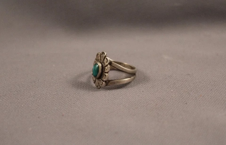 OLD PAWN NAVAJO STERLING SILVER AND TURQUOISE RING SIZE 5 1/2: OLD PAWN NAVAJO STERLING SILVER AND TURQUOISE RING SIZE 5 1/2 Item Description: 5/8" tall