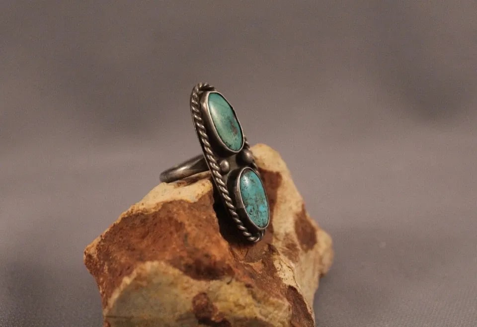 OLD PAWN NAVAJO SILVER AND TURQUOISE RING SIZE 5 3/4: OLD PAWN NAVAJO SILVER AND TURQUOISE RING SIZE 5 3/4 Item Description: 1 1/2" tall P