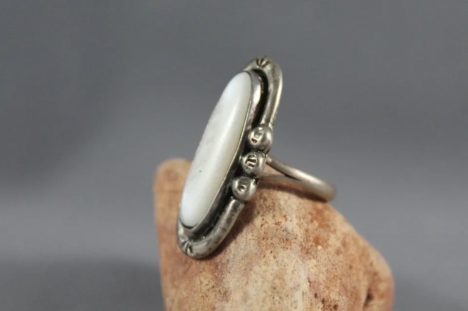 OLD PAWN NAVAJO STERLING AND MOTHER OF PEARL RING SIZE 6 1/2: OLD PAWN NAVAJO STERLING AND MOTHER OF PEARL RING SIZE 6 1/2 Item Description: 1 1/4” tall