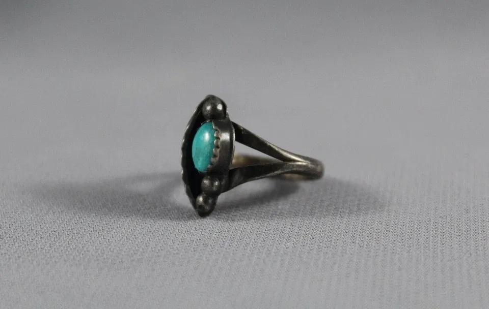 OLD PAWN NAVAJO STERLING SILVER AND TURQUOISE RING SIZE 5 1/2: OLD PAWN NAVAJO STERLING SILVER AND TURQUOISE RING SIZE 5 1/2 Item Description: 3/4” tall