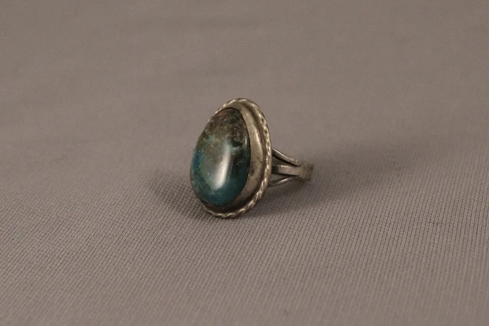 OLD PAWN NAVAJO STERLING SILVER AND TURQUOISE RING SIZE 6 3/4: OLD PAWN NAVAJO STERLING SILVER AND TURQUOISE RING SIZE 6 3/4 Item Description: 1" tall P