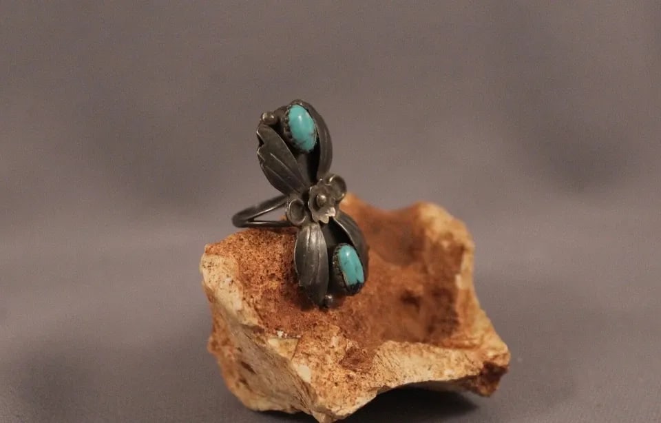 OLD PAWN NAVAJO STERLING SILVER AND TURQUOISE RING SIZE 6: OLD PAWN NAVAJO STERLING SILVER AND TURQUOISE RING SIZE 6 Item Description: 1 3/8" tall P