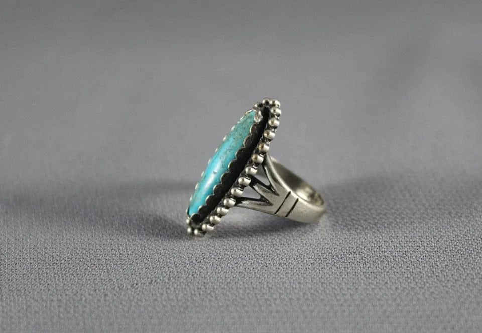 OLD PAWN NAVAJO STERLING SILVER AND TURQUOISE RING SIZE 4 3/4: OLD PAWN NAVAJO STERLING SILVER AND TURQUOISE RING SIZE 4 3/4 Item Description: 1” tall