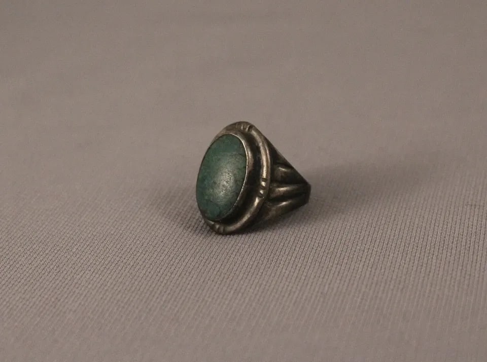 VINTAGE OLD PAWN NAVAJO STERLING SILVER AND TURQUOISE RING SIZE 4: VINTAGE OLD PAWN NAVAJO STERLING SILVER AND TURQUOISE RING SIZE 4 Item Description: 7/8" tall