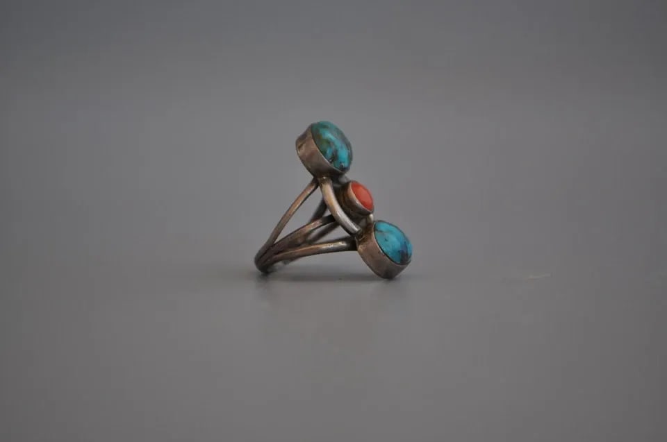 OLD PAWN NAVAJO STERLING SILVER RING - TURQUOISE CORAL SIZE 5 1/2: OLD PAWN NAVAJO STERLING SILVER RING - TURQUOISE CORAL SIZE 5 1/2 Weight 5.64 Grams 1" Tall Old Pawn Jewelry dates from the early 1900s to the 1970s. Most of it is not signed because it wasn't the Nat