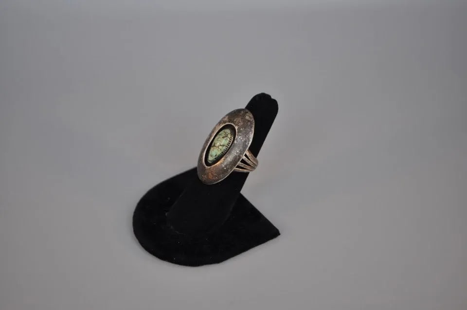 OLD PAWN NAVAJO STERLING SILVER RING - TURQUOISE SIZE 6 1/4: OLD PAWN NAVAJO STERLING SILVER RING - TURQUOISE SIZE 6 1/4 Weight 10.67 Grams 1 3/8" Tall Old Pawn Jewelry dates from the early 1900s to the 1970s. Most of it is not signed because it wasn't the Nati