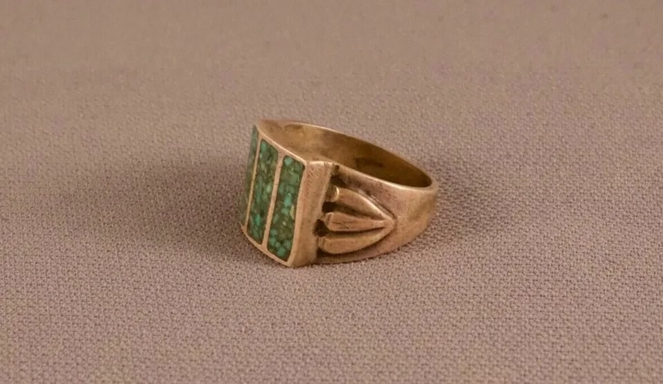 OLD PAWN NAVAJO STERLING SILVER AND TURQUOISE INLAYED RING SIZE 7 1/4: OLD PAWN NAVAJO STERLING SILVER AND TURQUOISE INLAYED RING SIZE 7 1/4 Item : 1/2" tall ..Nice Older Navojo Ring ..
