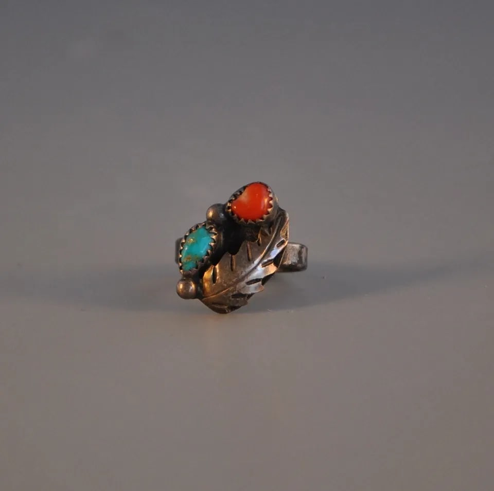 OLD PAWN NAVAJO INDIAN RING - TURQUOISE & CORAL STONE - SILVER LEAF - SZ 7 3/4: OLD PAWN NAVAJO INDIAN RING - TURQUOISE & CORAL STONE - SILVER LEAF - SZ 7 3/4 Item : This vintage Navajo ring has a turquoise stone and a piece of red coral set alongside a graceful silver leaf. The 