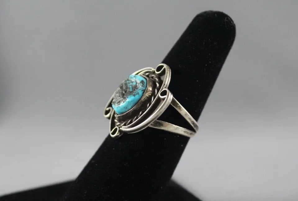 OLD PAWN NAVAJO TURQUOISE RING SIZE 7: OLD PAWN NAVAJO TURQUOISE RING SIZE 7 Item Description: 1” tall