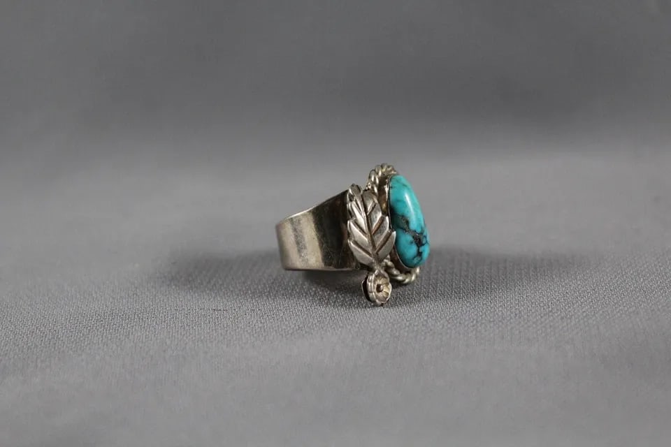 OLD PAWN NAVAJO STERLING SILVER AND TURQUOISE RING SIZE 5 1/4: OLD PAWN NAVAJO STERLING SILVER AND TURQUOISE RING SIZE 5 1/4 Item Description: 7/8” tall