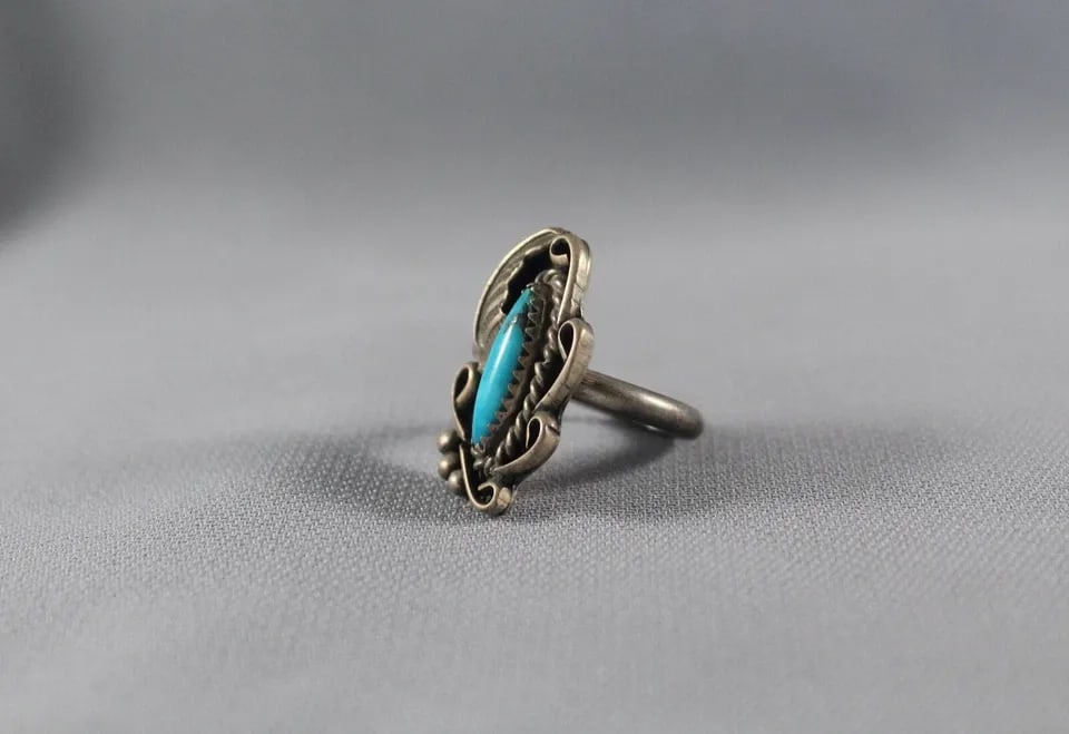 OLD PAWN NAVAJO STERLING SILVER AND TURQUOISE RING SIZE 4 3/4: OLD PAWN NAVAJO STERLING SILVER AND TURQUOISE RING SIZE 4 3/4 Item Description: 1” tall