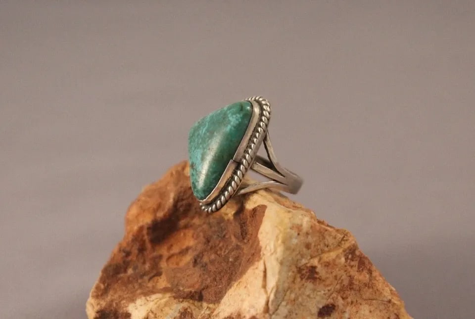OLD PAWN NAVAJO STERLING SILVER AND TURQUOISE RING SIZE 3 1/2: OLD PAWN NAVAJO STERLING SILVER AND TURQUOISE RING SIZE 3 1/2 Item Description: 7/8" tall