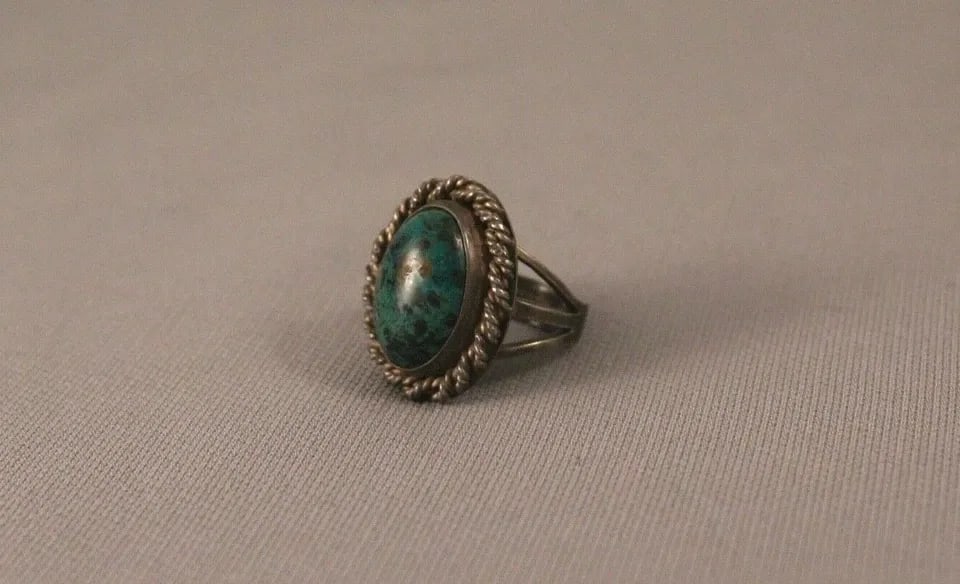 OLD PAWN NAVAJO STERLING SILVER AND TURQUOISE RING..SIZE 6 1/2: OLD PAWN NAVAJO STERLING SILVER AND TURQUOISE RING..SIZE 6 1/2 Item Description: 1" tall