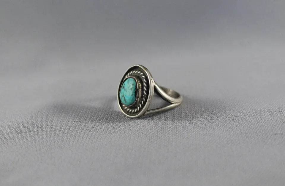 OLD PAWN NAVAJO STERLING SILVER AND TURQUOISE RING SIZE 6 1/2: OLD PAWN NAVAJO STERLING SILVER AND TURQUOISE RING SIZE 6 1/2 Item Description: 3/4” tall