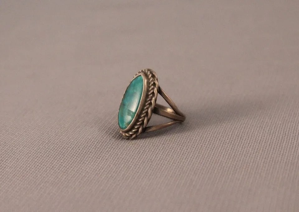 OLD PAWN NAVAJO STERLING SILVER AND TURQUOISE RING ..SIZE 5: OLD PAWN NAVAJO STERLING SILVER AND TURQUOISE RING ..SIZE 5 Item Description: 1" tall