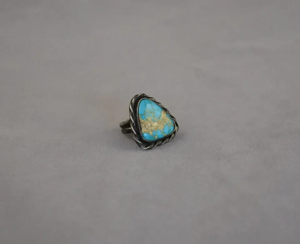 OLD PAWN VINTAGE NAVAJO STERLING SILVER RING - GREAT TURQUOISE STONE - SIZE 5: OLD PAWN VINTAGE NAVAJO STERLING SILVER RING - GREAT TURQUOISE STONE - SIZE 5 Item Description: This Navajo sterling silver ring has been set with a beautiful turquoise stone. The front of the ring is
