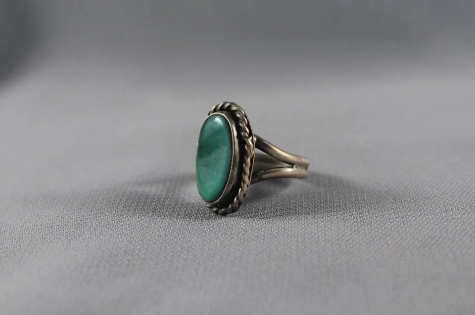 OLD PAWN NAVAJO STERLING SILVER AND TURQUOISE RING SIZE 6: OLD PAWN NAVAJO STERLING SILVER AND TURQUOISE RING SIZE 6 Item Description: 7/8” tall