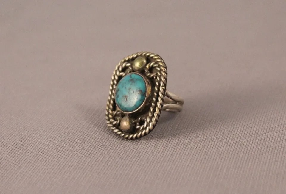 OLD PAWN NAVAJO STERLING SILVER AND TURQUOISE RING SIZE 6: OLD PAWN NAVAJO STERLING SILVER AND TURQUOISE RING SIZE 6 Item : 1 1/8" tall