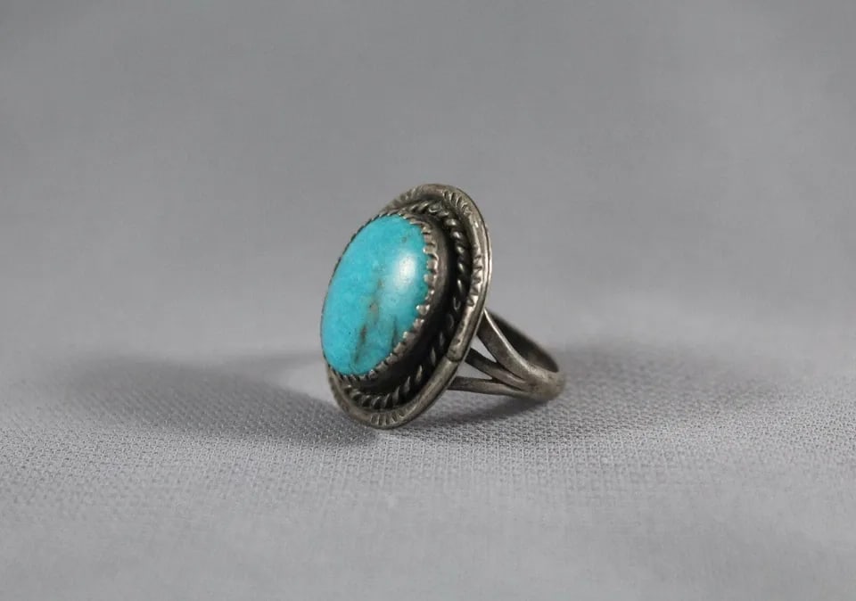 OLD PAWN NAVAJO STERLING SILVER AND TURQUOISE RING SIZE 7: OLD PAWN NAVAJO STERLING SILVER AND TURQUOISE RING SIZE 7 Item : 1” tall