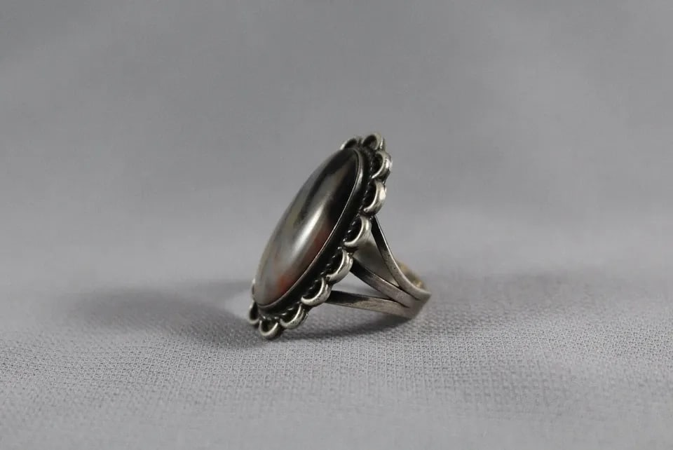 OLD PAWN NAVAJO STERLING SILVER AND AGATE RING SIZE 6 1/2 (1 of 2)