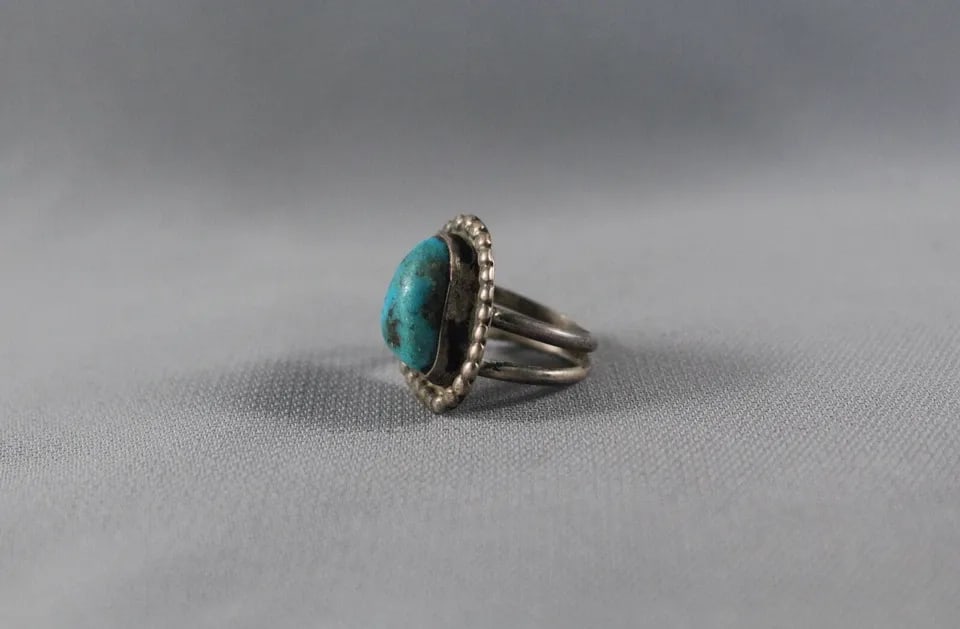 OLD PAWN NAVAJO STERLING SILVER AND TURQUOISE RING SIZE 4 3/4: OLD PAWN NAVAJO STERLING SILVER AND TURQUOISE RING SIZE 4 3/4 Item Description: 3/4” tall