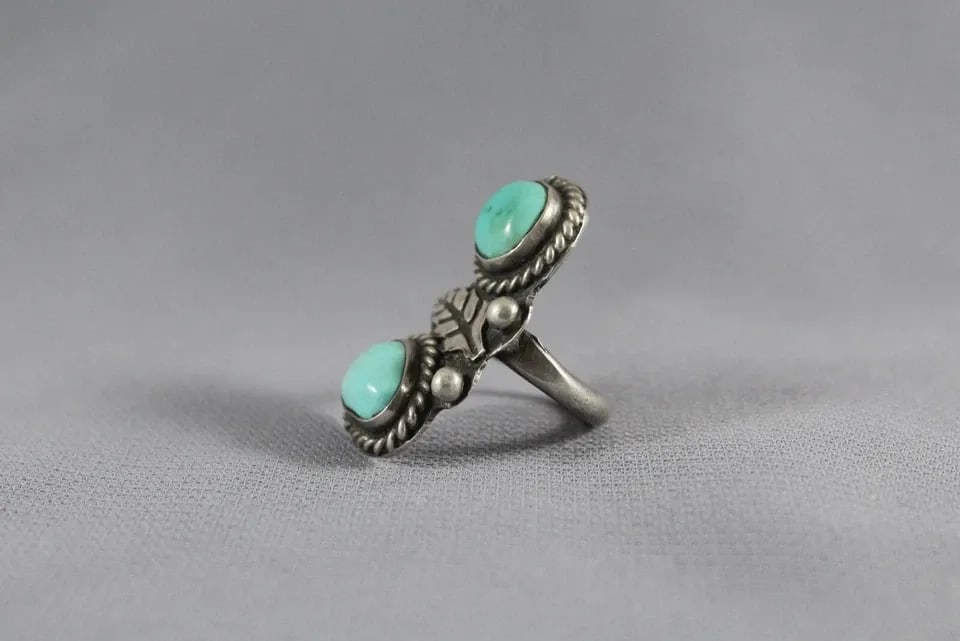 OLD PAWN NAVAJO STERLING SILVER AND TURQUOISE RING SIZE 4 1/2: OLD PAWN NAVAJO STERLING SILVER AND TURQUOISE RING SIZE 4 1/2 Item : 1 3/8” tall