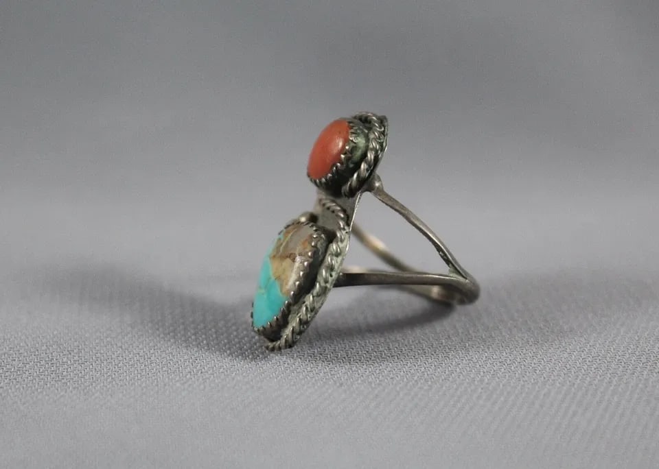 OLD PAWN NAVAJO STERLING AND TURQUOISE AND CORAL RING SIZE 6 3/4: OLD PAWN NAVAJO STERLING AND TURQUOISE AND CORAL RING SIZE 6 3/4 Item Description: 1 1/8” tall