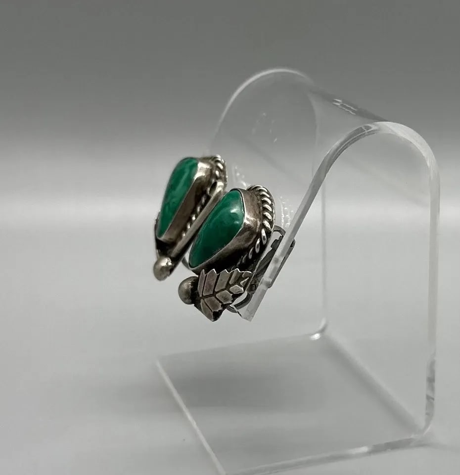 OLD PAWN NAVAJO STERLING SILVER AND MALACHITE EARRINGS CLAMP ONS (1 of 2)