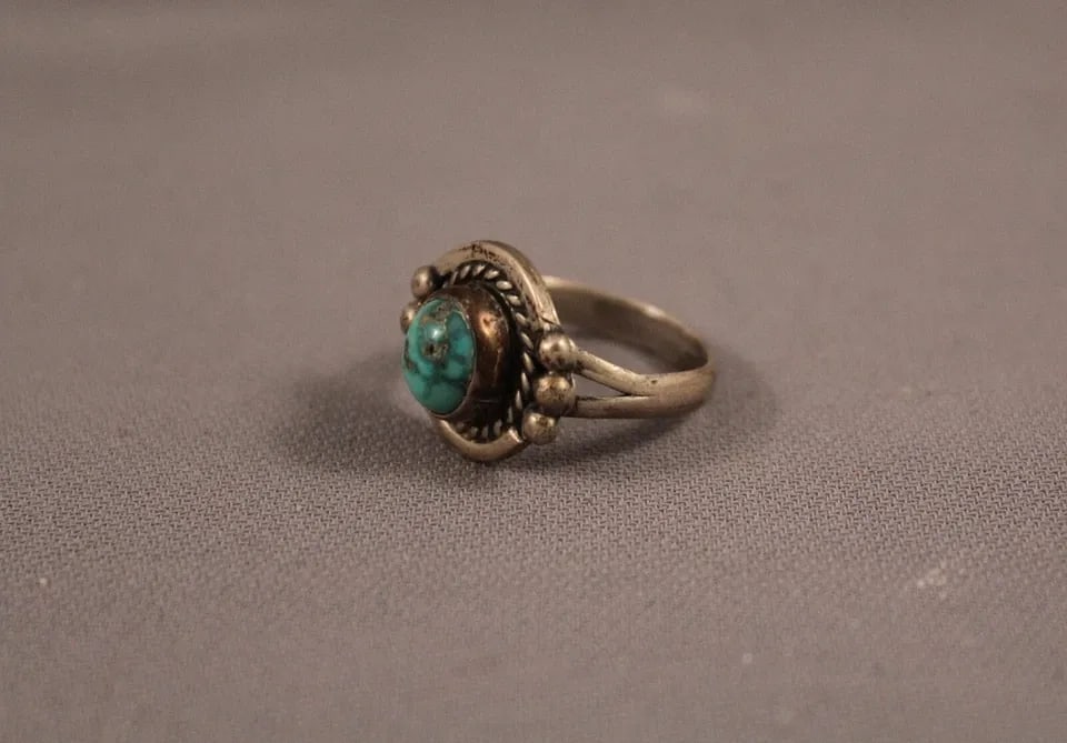 OLD PAWN NAVAJO STERLING SILVER AND TURQUOISE RING 7 3/4: OLD PAWN NAVAJO STERLING SILVER AND TURQUOISE RING 7 3/4 Item Description: 5/8" tall