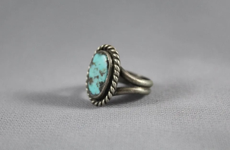 OLD PAWN NAVAJO STERLING SILVER AND TURQUOISE RING SIZE 4: OLD PAWN NAVAJO STERLING SILVER AND TURQUOISE RING SIZE 4 Item Description: 3/4” tall