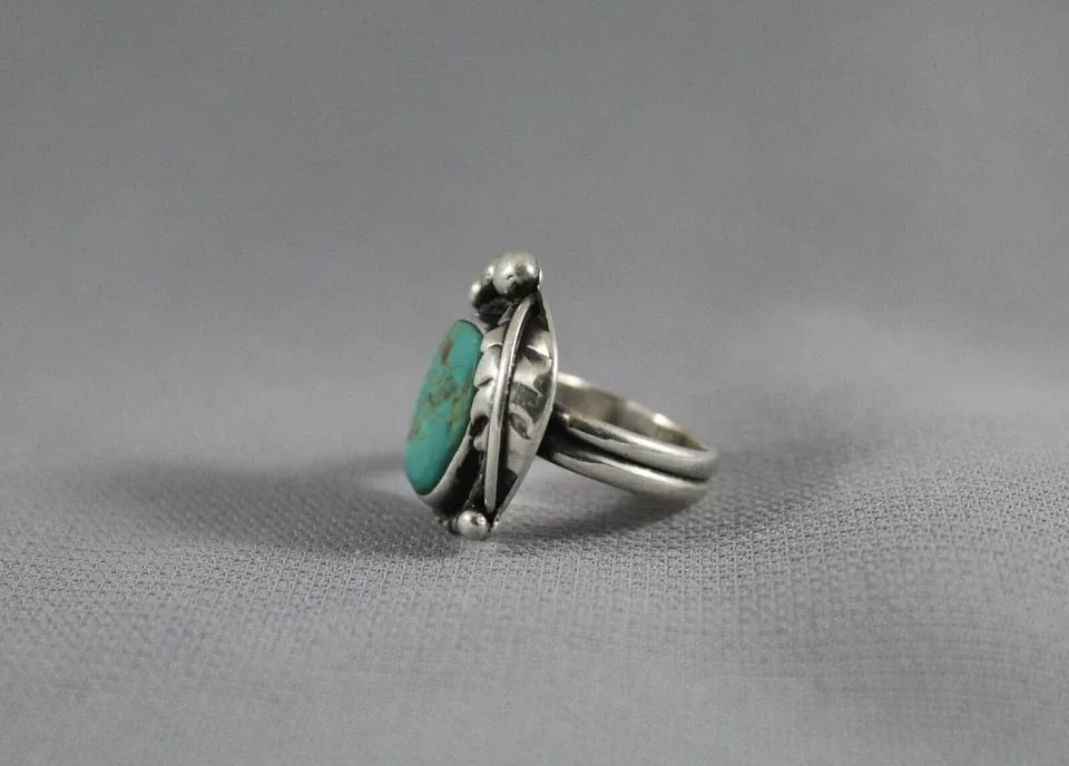 OLD PAWN NAVAJO STERLING SILVER AND TURQUOISE RING SIZE 4: OLD PAWN NAVAJO STERLING SILVER AND TURQUOISE RING SIZE 4 Item Description: 7/8” tall