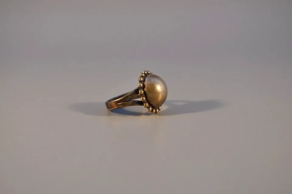 OLD PAWN NAVAJO STERLING SILVER RING SIZE 5 1/4: OLD PAWN NAVAJO STERLING SILVER RING SIZE 5 1/4 Weight 4.70 Grams 5/8" Tall