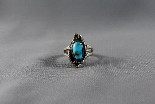 OLD PAWN NAVAJO STERLING SILVER AND TURQUOISE RING SIZE 5 3/4: OLD PAWN NAVAJO STERLING SILVER AND TURQUOISE RING SIZE 5 3/4 Item Description: 7/8" tall