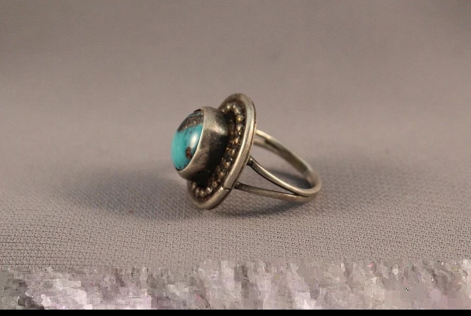 OLD PAWN NAVAJO STERLING SILVER AND TURQUOISE RING SIZE 7: OLD PAWN NAVAJO STERLING SILVER AND TURQUOISE RING SIZE 7 Item Description: 7/8” tall