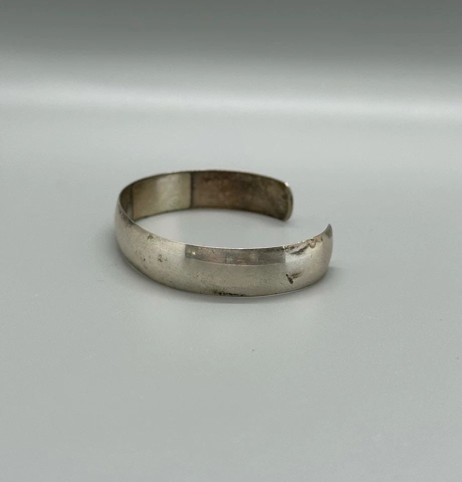 VINTAGE NAVAJO STERLING SILVER BRACELET - SIGNED - VERNA TAHE - 6 1/4": VINTAGE NAVAJO STERLING SILVER BRACELET - SIGNED - VERNA TAHE - 6 1/4" Item Description: This vintage sterling silver bracelet measures 5 1/4" around the inside with an additional 1" opening at the ba