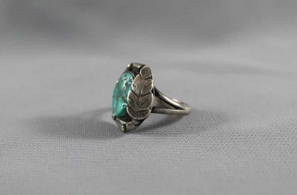 OLD PAWN NAVAJO STERLING SILVER ANDTURQUOISE RING SIZE 8: OLD PAWN NAVAJO STERLING SILVER ANDTURQUOISE RING SIZE 8 Item Description: 3/4” tall