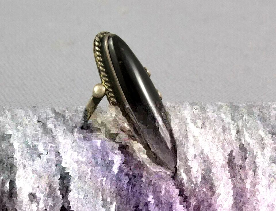 OLD PAWN VTG. NAVAJO INDIAN SILVER RING - BEAUTIFUL BLACK ONYX STONE - SZ 5.25: OLD PAWN VTG. NAVAJO INDIAN SILVER RING - BEAUTIFUL BLACK ONYX STONE - SZ 5.25 Item Description: This vintage Navajo silver ring has a beautifully shaped and polished black onyx stone. The front of th